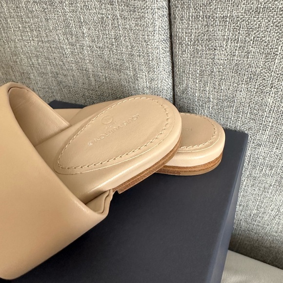 New Louis Vuitton Beige Embossed Monogram Drapy Flat Thong Women's Sandals - Picture 5 of 7